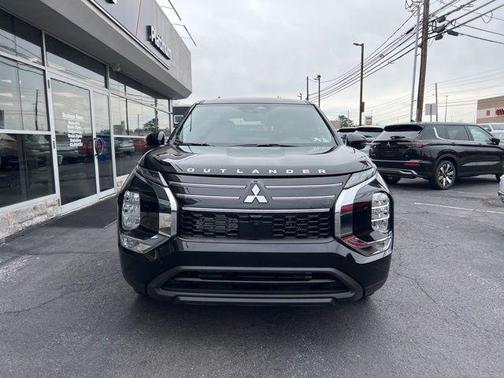 Labrador Black Pearl 2026 Mitsubishi Outlander ES 1.5T S-AWC