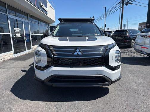 White Diamond/Black Roof 2026 Mitsubishi Outlander Trail Edition 2.5 S-AWC