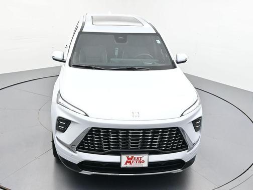 Iridescent White Tricoat 2026 Buick Enclave Avenir FWD