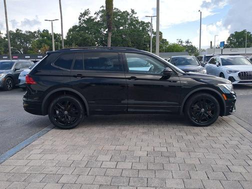 Deep Black Pearl 2022 Volkswagen Tiguan 2.0T SE R-Line Black
