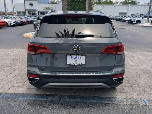 Pure Gray 2024 Volkswagen Taos 1.5T SE