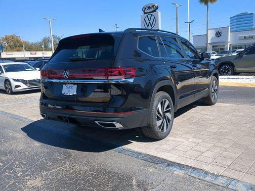 Deep Black Pearl 2026 Volkswagen Atlas 2.0T SE w/Technology