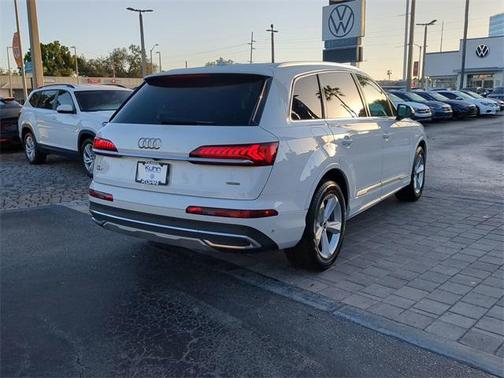 2024 Audi Q7 45 Premium Plus