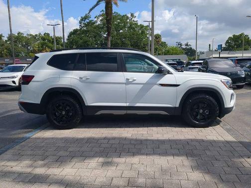 Pure White 2025 Volkswagen Atlas 2.0T Peak Edition