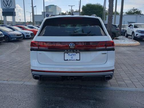 Pure White 2025 Volkswagen Atlas 2.0T Peak Edition