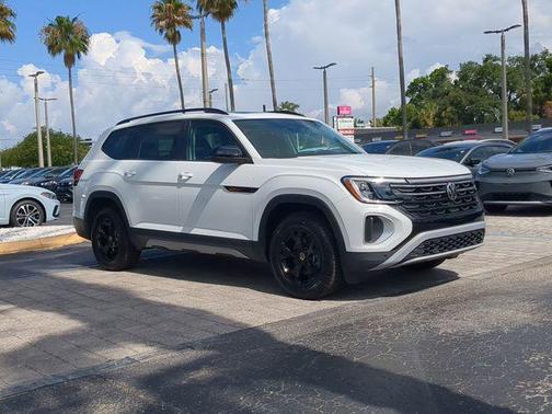 Pure White 2025 Volkswagen Atlas 2.0T Peak Edition