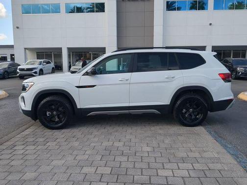 Pure White 2025 Volkswagen Atlas 2.0T Peak Edition