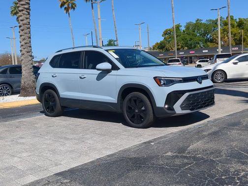 Monument Gray 2026 Volkswagen Taos SE