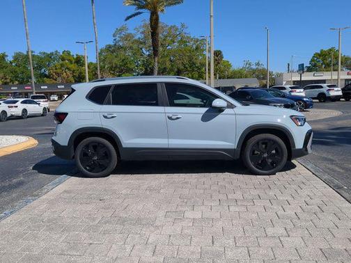 Monument Gray 2026 Volkswagen Taos SE