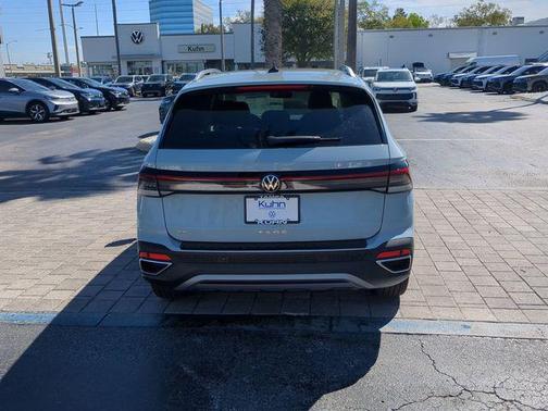Monument Gray 2026 Volkswagen Taos SE
