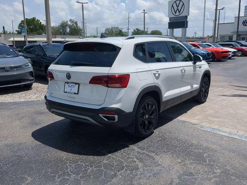 Pure White 2022 Volkswagen Taos 1.5T SE