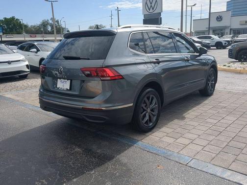 Platinum Gray Metallic 2022 Volkswagen Tiguan 2.0T SE