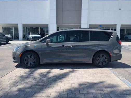 Ceramic Gray Clearcoat 2020 Chrysler Pacifica Hybrid Red S Edition