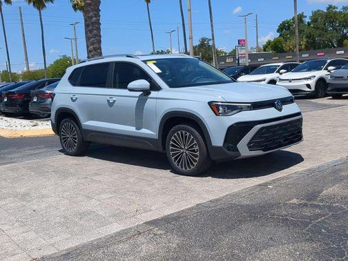 Monument Gray 2026 Volkswagen Taos SE