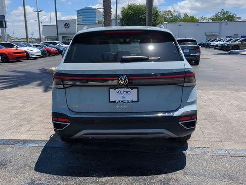 Monument Gray 2026 Volkswagen Taos SE