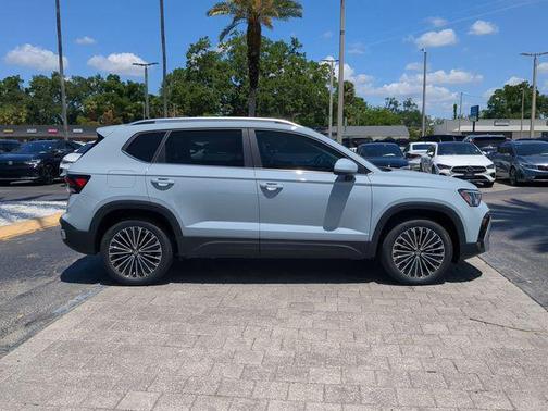 Monument Gray 2026 Volkswagen Taos SE