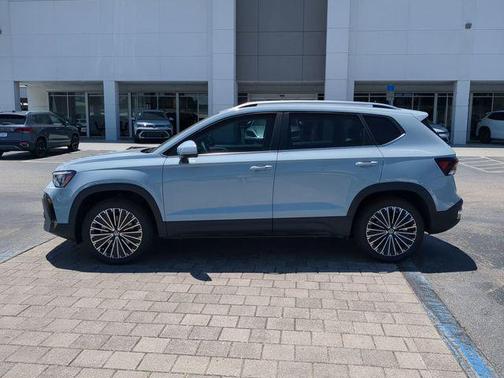 Monument Gray 2026 Volkswagen Taos SE
