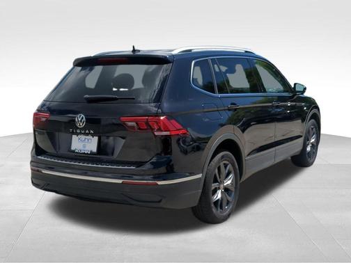 Deep Black Pearl 2023 Volkswagen Tiguan 2.0T SE