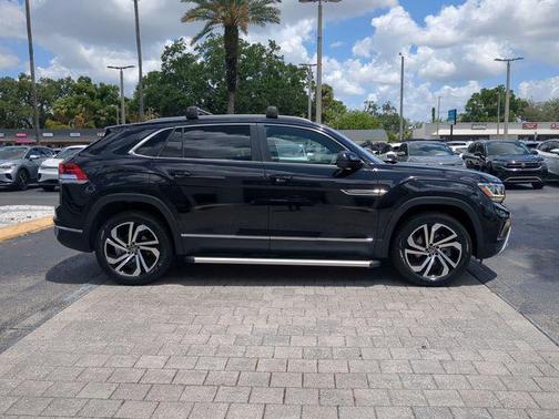 Deep Black Pearl 2023 Volkswagen Atlas Cross Sport 3.6L V6 SEL