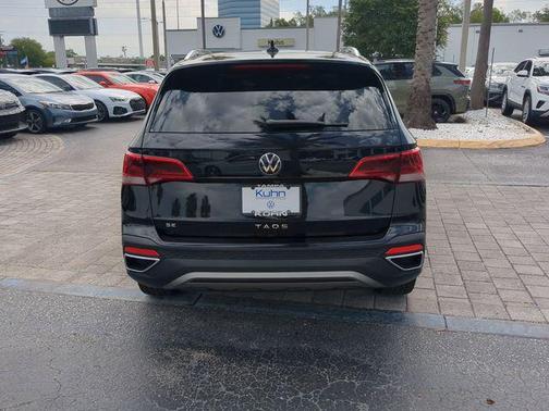 Deep Black Pearl 2024 Volkswagen Taos 1.5T SE