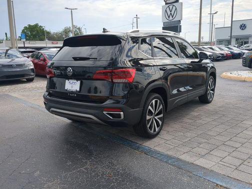 Deep Black Pearl 2024 Volkswagen Taos 1.5T SE