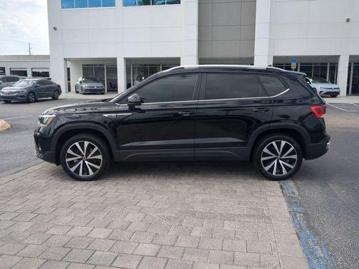 Deep Black Pearl 2024 Volkswagen Taos 1.5T SE