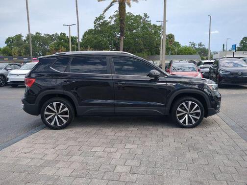 Deep Black Pearl 2024 Volkswagen Taos 1.5T SE