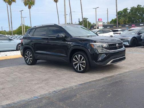 Deep Black Pearl 2024 Volkswagen Taos 1.5T SE