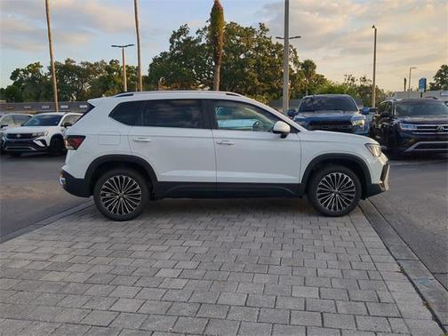 2025 Volkswagen Taos 1.5T SE