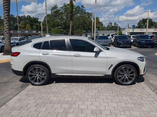 Mineral White Metallic 2024 BMW X4 xDrive30i