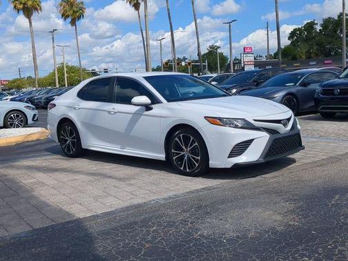 Super White 2019 Toyota Camry SE