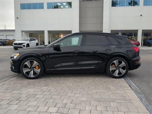 2022 Audi e-tron Premium Plus