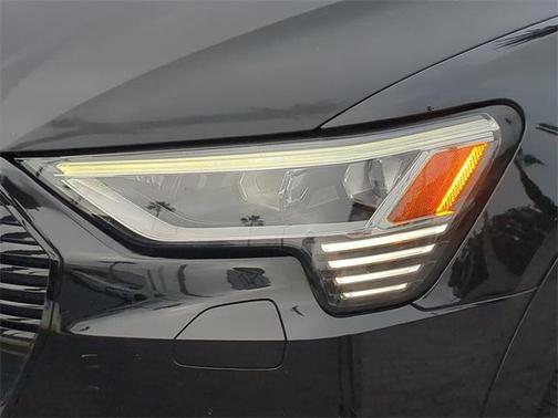 2022 Audi e-tron Premium Plus