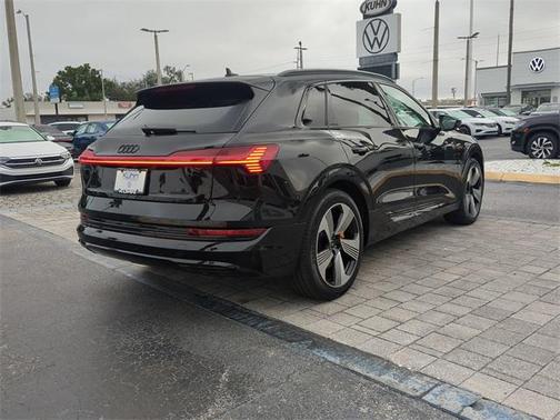 2022 Audi e-tron Premium Plus