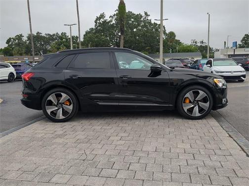 2022 Audi e-tron Premium Plus