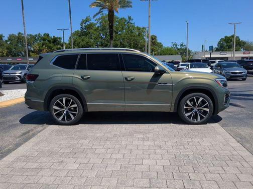 Avocado Green Pearl 2026 Volkswagen Atlas 2.0T SEL Premium R-Line 4MOTION