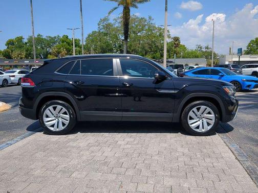 Deep Black Pearl 2022 Volkswagen Atlas Cross Sport 3.6L V6 SE w/Technology
