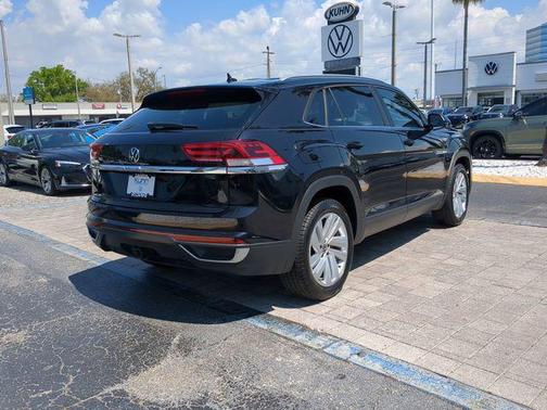 Deep Black Pearl 2022 Volkswagen Atlas Cross Sport 3.6L V6 SE w/Technology