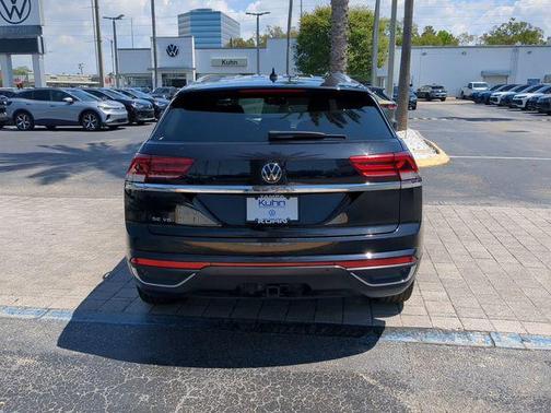 Deep Black Pearl 2022 Volkswagen Atlas Cross Sport 3.6L V6 SE w/Technology