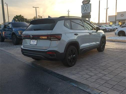 2025 Volkswagen Taos 1.5T SE Black