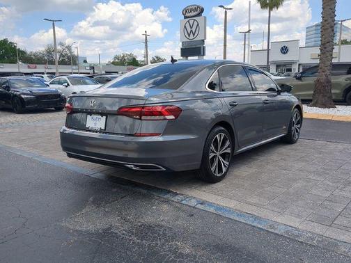 Platinum Gray Metallic 2022 Volkswagen Passat 2.0T SE