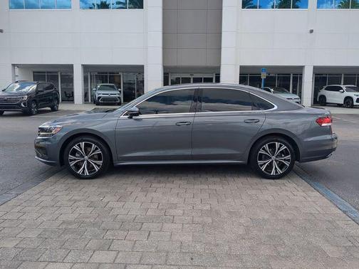 Platinum Gray Metallic 2022 Volkswagen Passat 2.0T SE