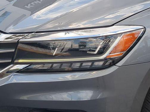 Platinum Gray Metallic 2022 Volkswagen Passat 2.0T SE