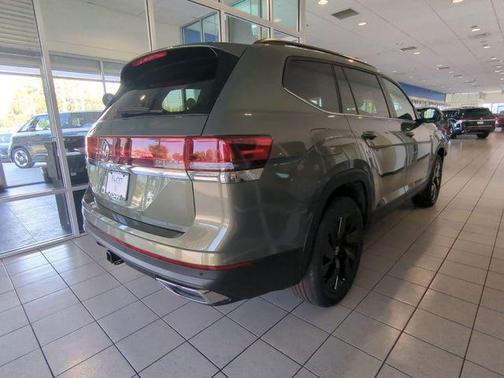 Avocado Green Pearl 2026 Volkswagen Atlas 2.0T SE w/Technology