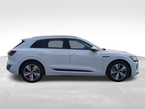 Glacier White Metallic 2024 Audi Q8 e-tron Premium Plus