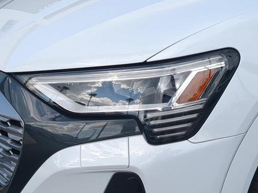 Glacier White Metallic 2024 Audi Q8 e-tron Premium Plus