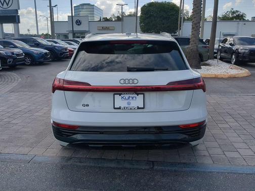 Glacier White Metallic 2024 Audi Q8 e-tron Premium Plus