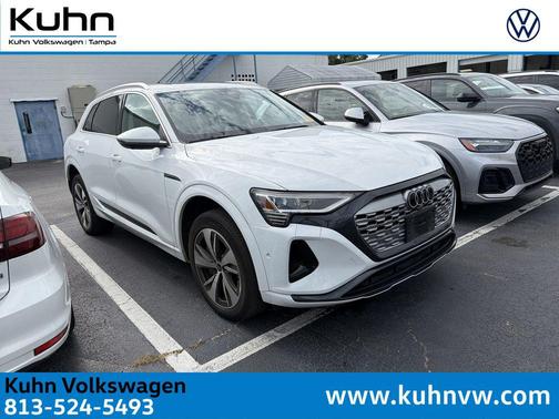Glacier White Metallic 2024 Audi Q8 e-tron Premium Plus