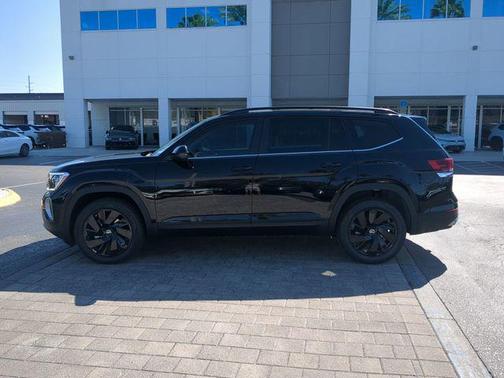 Deep Black Pearl 2026 Volkswagen Atlas 2.0T SE w/Technology