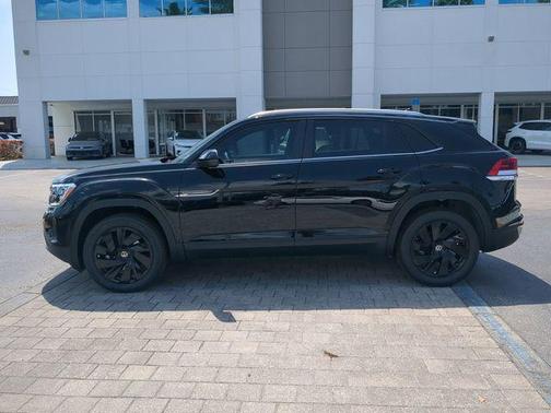 Deep Black Pearl 2026 Volkswagen Atlas Cross Sport 2.0T SE w/Technology